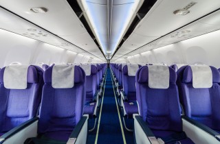 Viaggiare in aereo, quali sono le cose più sporche da non toccare?