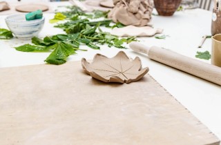 Lavoretti autunnali con foglie e pasta da modellare