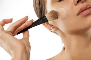 5 trucchi per far durare il fondotinta tutto il giorno