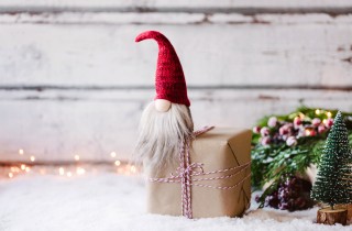 Gnomi di Natale fai da te con calzini di riciclo