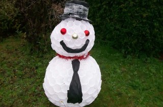 Come fare un pupazzo di neve con i bicchieri di plastica da riciclare
