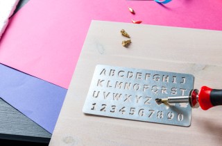 Targa fai da te: come costruirla e decorarla con il pirografo