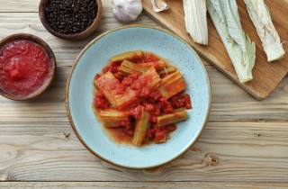 Come cucinare i cardi in umido in modo semplice e veloce