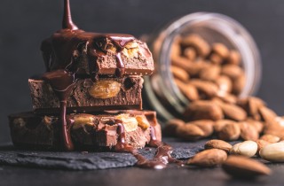 La ricetta del croccante alle mandorle e cioccolato per la Befana