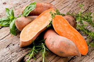 Come si cucinano le patate dolci per un contorno delizioso