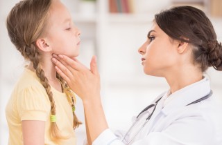 Tonsille gonfie con placche: i rimedi naturali da provare