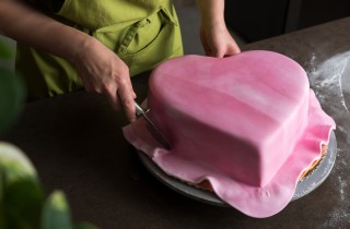 Come rivestire una torta a forma di cuore con la pasta di zucchero