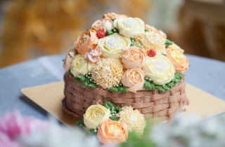 Flower cake: 9 decorazioni spettacolari con i fiori in crema di burro