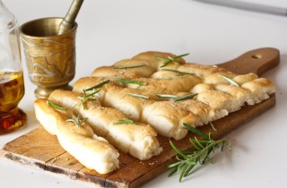 Focaccia genovese morbida: i trucchi della nonna per farla perfetta