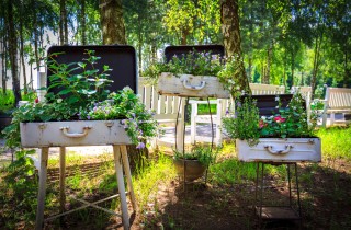 Vasi e portavasi originali per il giardino: 11 idee allegre