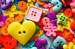 Come realizzare anelli fai da te con i bottoni