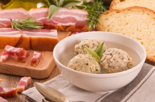 Cucina altoatesina: la ricetta dei canederli allo speck in brodo