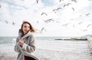 Vacanze al mare: 11 cose da portare in valigia se fa freddo