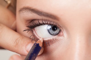 Come usare la matita bianca per ingrandire lo sguardo