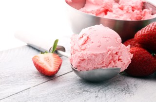 Macedonia di fragole con gelato: come si prepara