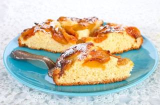 Torta di pesche semplice e veloce: come farla con e senza burro