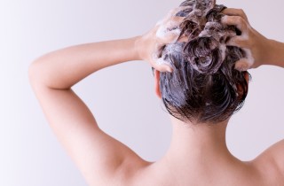 Esfoliare il cuoio capelluto: il trattamento che ti dimentichi sempre di fare