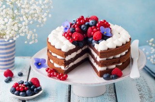 Torte decorate con frutti e fiori: 9 decorazioni fresche