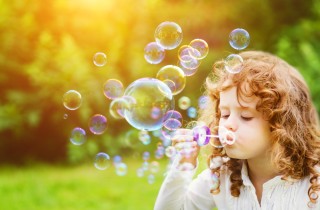 Bolle di sapone con glicerina e senza: come farle in casa