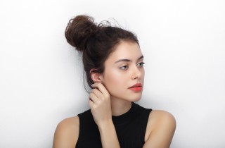 Come fare un messy bun perfetto, lo chignon a effetto spettinato