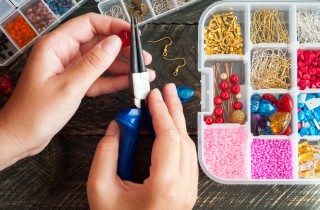 Gioielli fai da te: il tutorial per gli orecchini con la gomma crepla