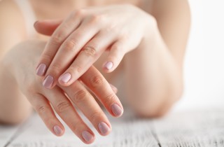Mani spellate in estate: 8 consigli per prevenire il problema