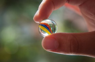 Come realizzare una pista delle biglie sulla sabbia