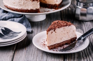 Torta fredda alla nutella con riccioli di panna montata, la ricetta per un dessert goloso