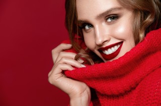Rossetto rosso scuro: a chi sta bene?
