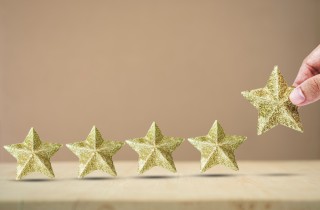 Come fare una stella per le feste con cartoncino e glitter