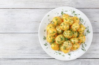 Come cucinare le patate novelle al forno o in padella