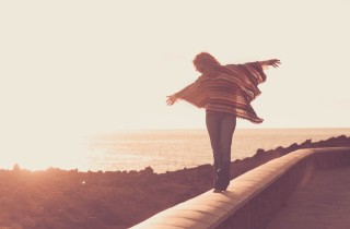 Come fare un poncho con tessuto di riciclo senza cucire