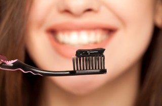 Dentifricio al carbone, è sicuro per avere denti bianchi?
