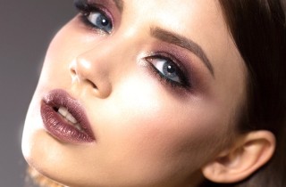 Trucco occhi chiari e capelli scuri per valorizzare i colori naturali