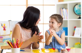 Cosa fare a casa con i bambini quando non vanno a scuola: 5 lavoretti creativi