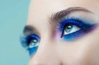 Trucco occhi in blu elettrico: 7 make-up da provare