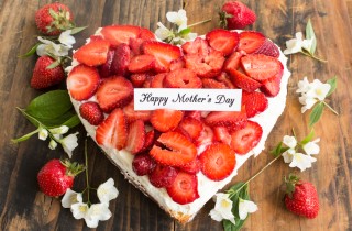 Torte festa della mamma decorate con panna: 9 idee per le decorazioni