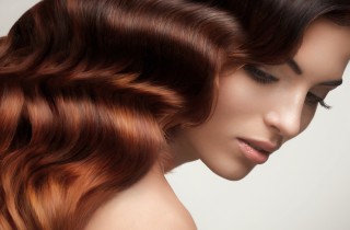 Capelli ricci e mossi crespi: come trattarli in 7 mosse per togliere l’effetto paglia