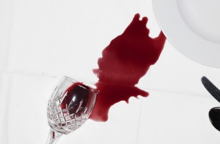Come togliere le macchie di vino dalla tovaglia