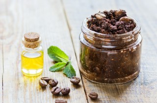 Scrub viso fai da te al caffè: come farlo