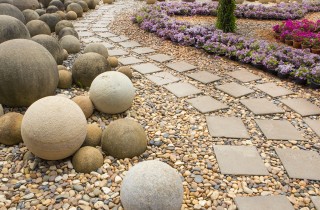 Come arredare un giardino con i sassi