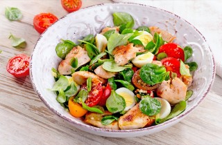 Insalata di pollo della nonna con verdure: come farla per i pranzi estivi