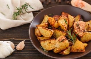 Patate al forno con pangrattato: come si fa questo contorno