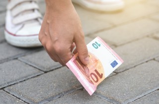 Sognare di trovare soldi per terra: cosa significa