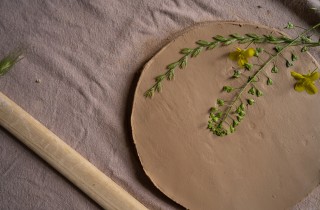 Das, la pasta modellabile e i fiori pressati: ciondoli fai da te