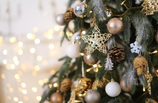 Albero di Natale decorato in bianco e oro: 5 idee da rivista da copiare