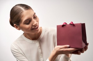 Come fare una busta regalo con un foglio quadrato per Natale