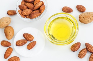 Maschera viso fai da te con olio di mandorle: 7 ricette da fare a casa