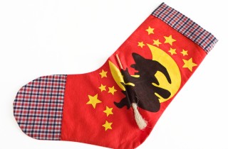 Calza della Befana con stoffa di riciclo: come realizzarla in 12 passaggi senza cucire