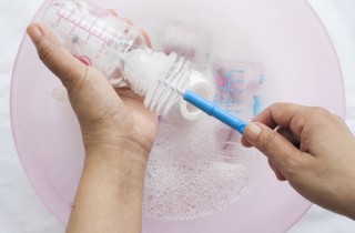Come sterilizzare i biberon con la sterilizzazione a freddo